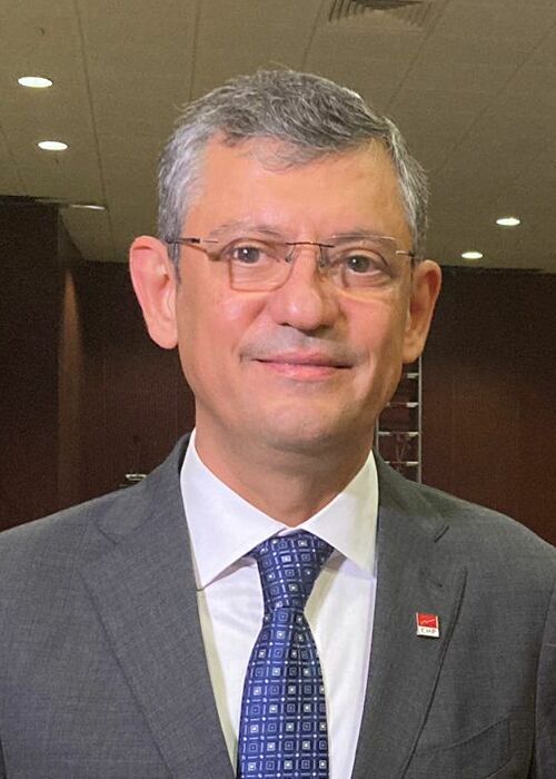 Özgür Özel'in yakın plan portresi